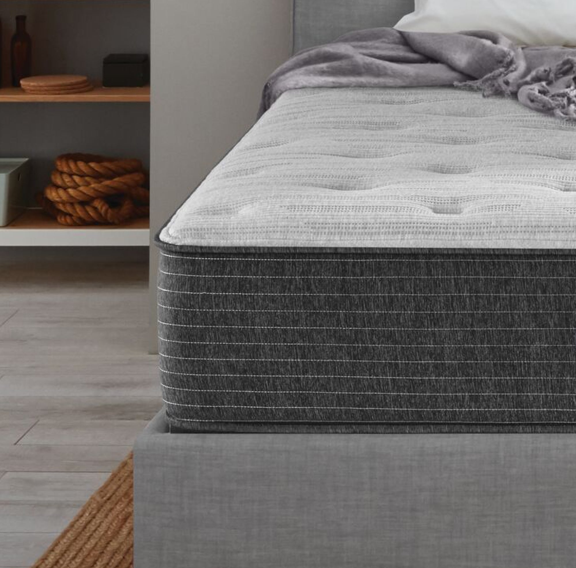 Corner view of the Beautyrest Select mattress ||feel: Medium
