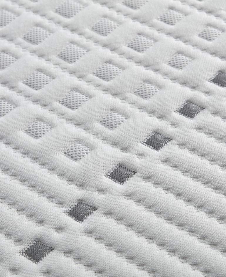 Close-up view of the fabric on a Beautyrest Hybrid BRX1000-IP Medium mattress
