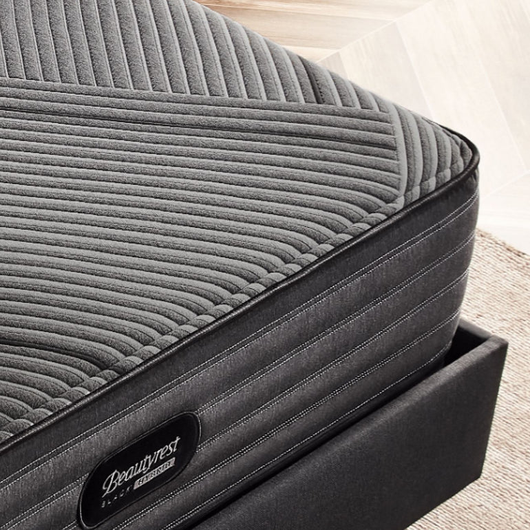 Corner view of the The Beautyrest Black hybrid mattress||series: enhanced lx-class