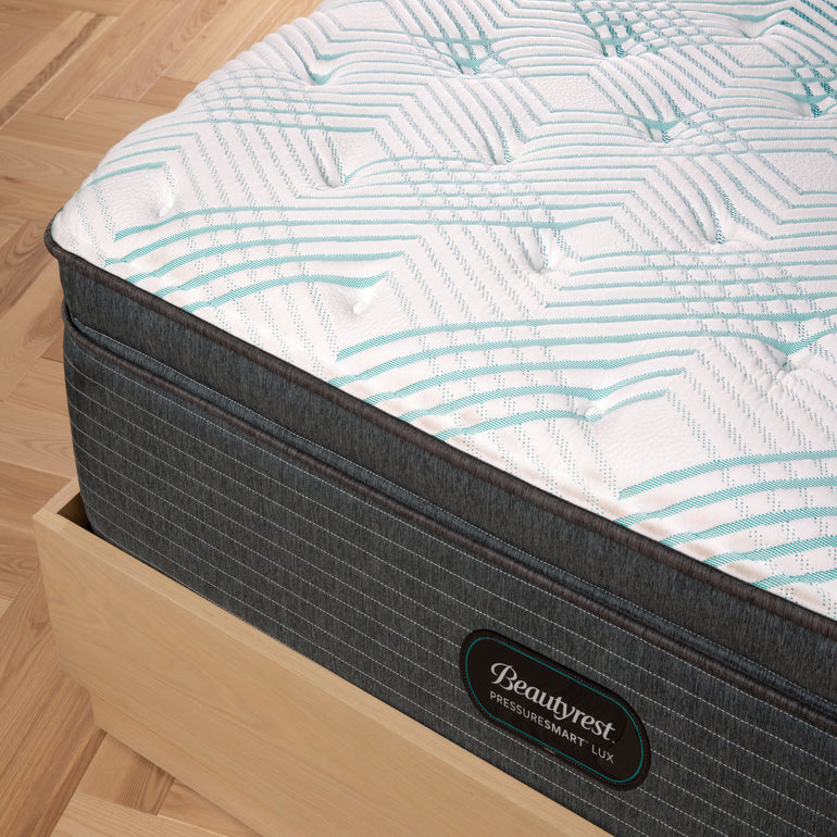 Corner view of the Beautyrest PressureSmart mattress in a bedroom||feel: plush pillow top||series: lux
