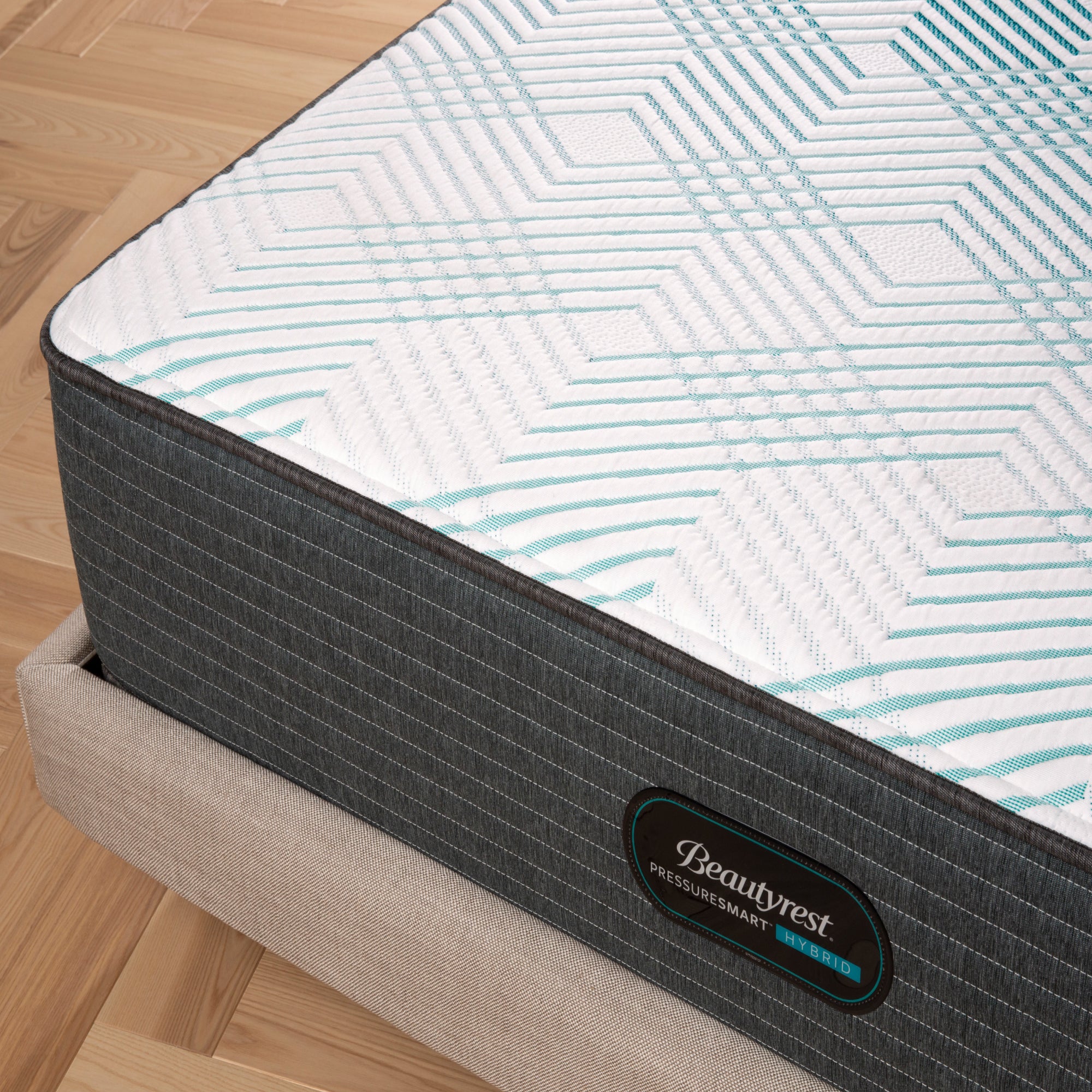 Corner view of the Beautyrest PressureSmart mattress in a bedroom||feel: medium||series: hybrid