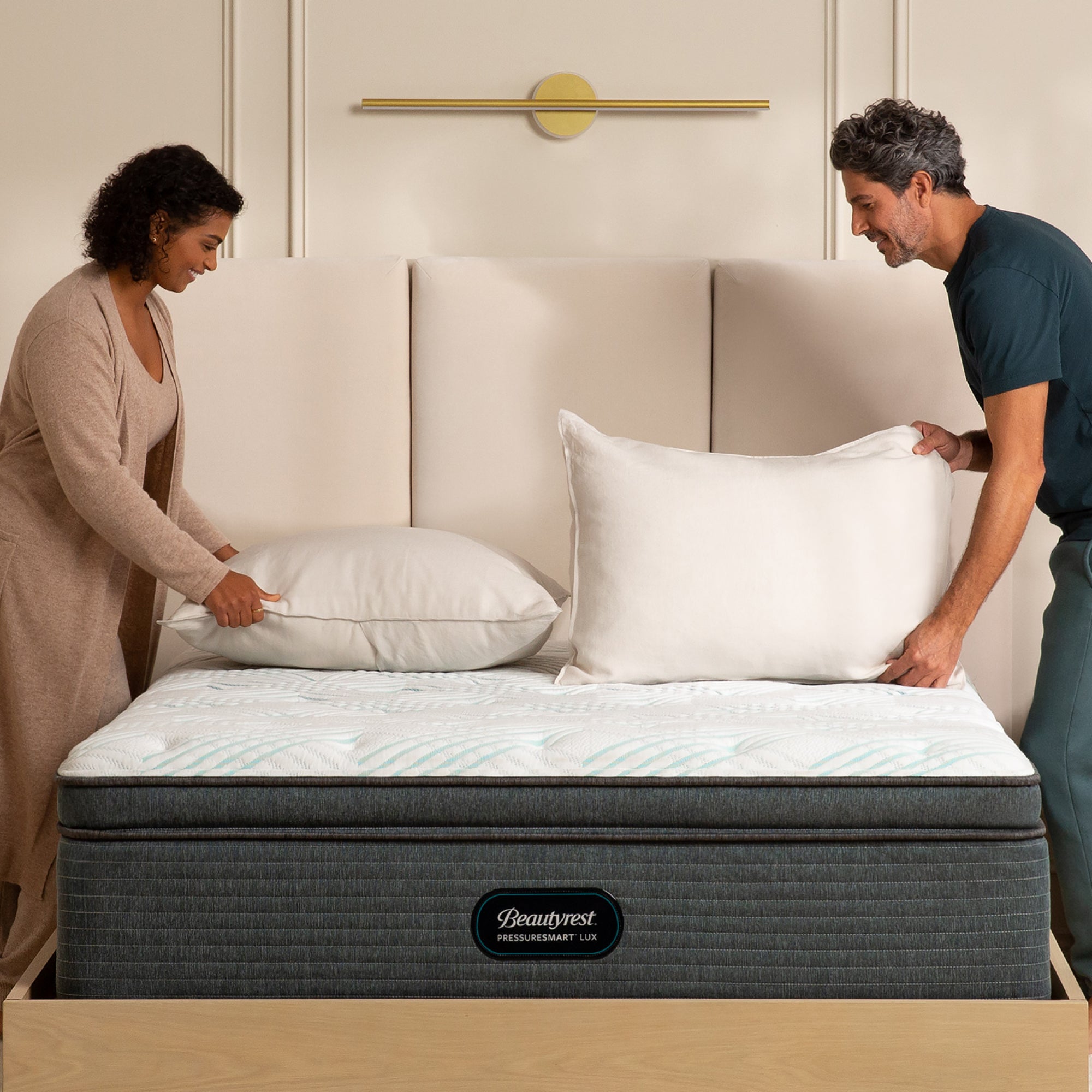 Man and woman making the bed for a Beautyrest PressureSmart mattress||feel: plush pillow top||series: lux
